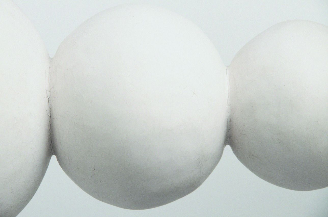 Escultura de esferas blancas de yeso