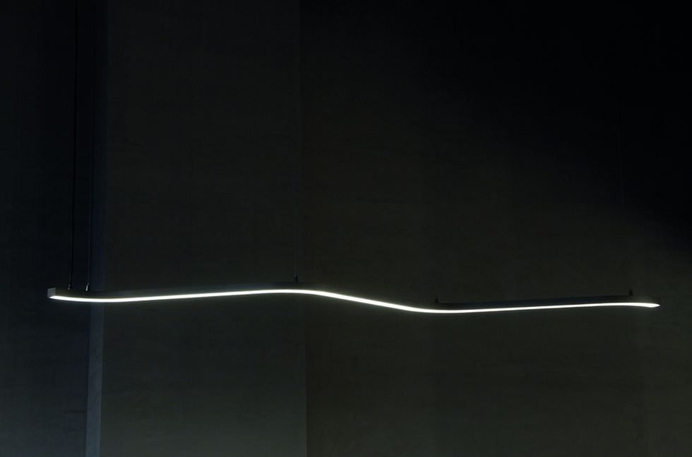 Línea de luz sobre pared oscura