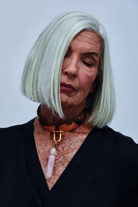 Retrato con collar de cuarzo