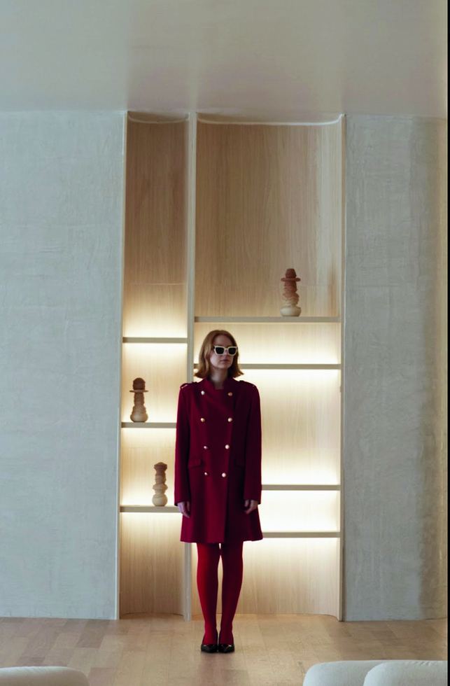 Figura vestida de rojo en un interior claro