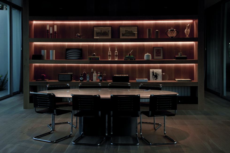Sala de reuniones con estantería iluminada