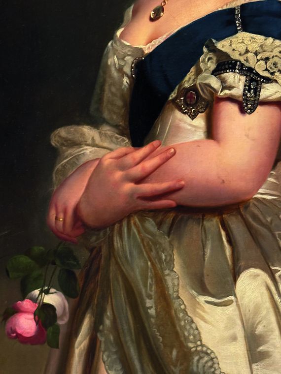 Detalle de una pintura clásica: vestido de seda y una rosa